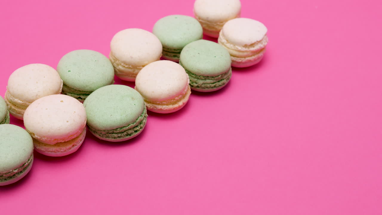 macarrones coloridos sobre un fondo rosado