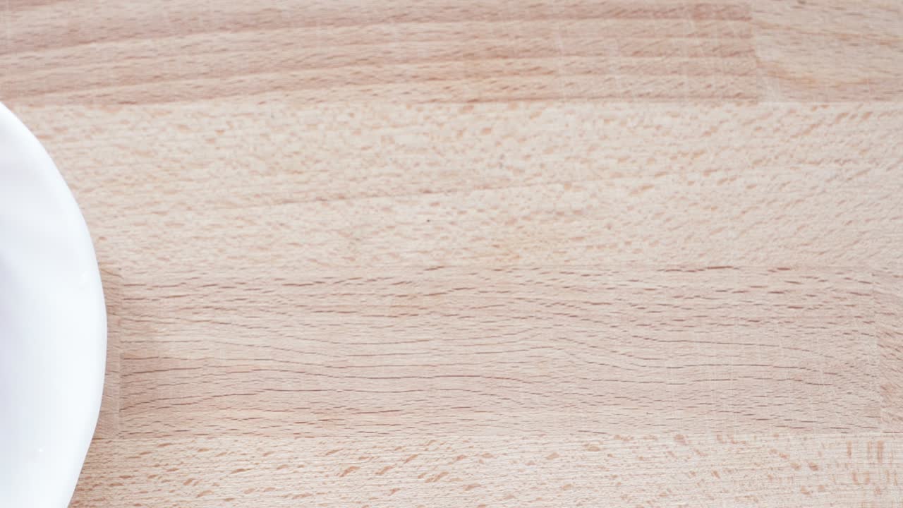 rábano fresco en el plato, fondo de la mesa, vista desde arriba 4k