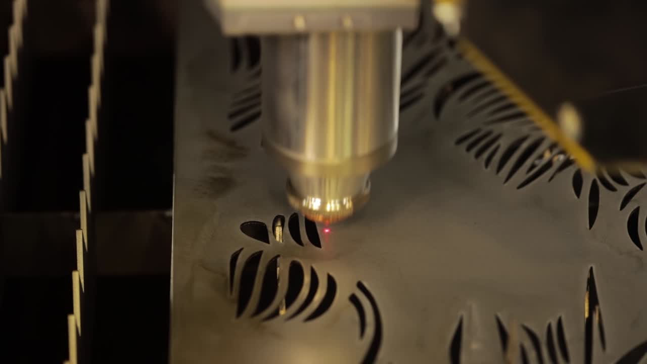 Taglio laser CNC di metallo, moderna tecnologia industriale.