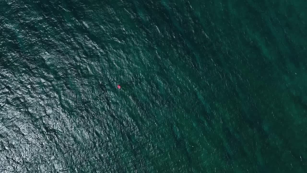 솔로 윈드서퍼의 높은 조감도