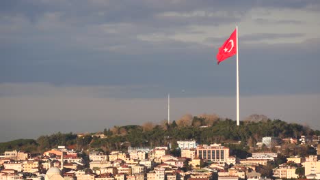 vista de bajo ángulo de la bandera turca contra el cielo