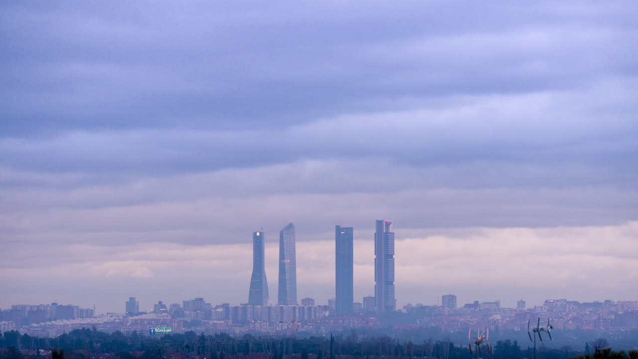 horizonte de madrid con hermosas nubes en el fondo