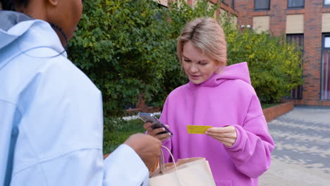 Junge-Frau-Hält-Papiertüten-Auf-Der-Straße