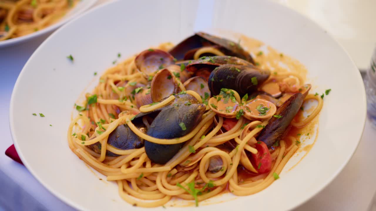 이탈리아 시칠리아에서 생생한 맛을 가진 해산물 파스타인 스파게티 알로 스코글리오의 클로즈업