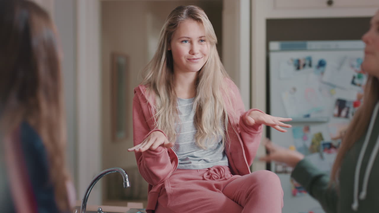 счастливая группа девочек-подростков танцует на кухне ест пиццу веселится празднует вместе наслаждается вместе на вечеринке в выходные