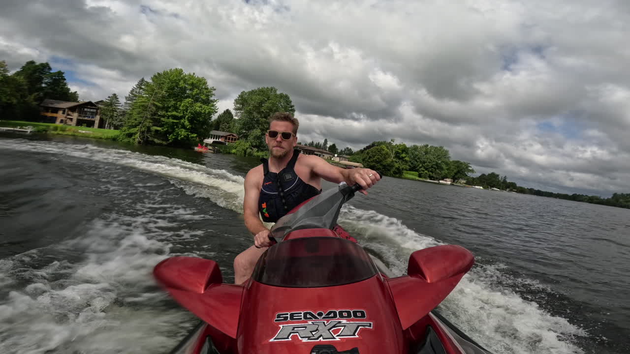 Sport estremi in moto d'acqua, punto di vista POV.