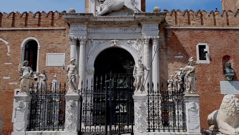 Venice_pan_up_on_memorial,-Hd,-30-Fotogramas-Por-Segundo,-Durante-El-Día,-5-Segundos