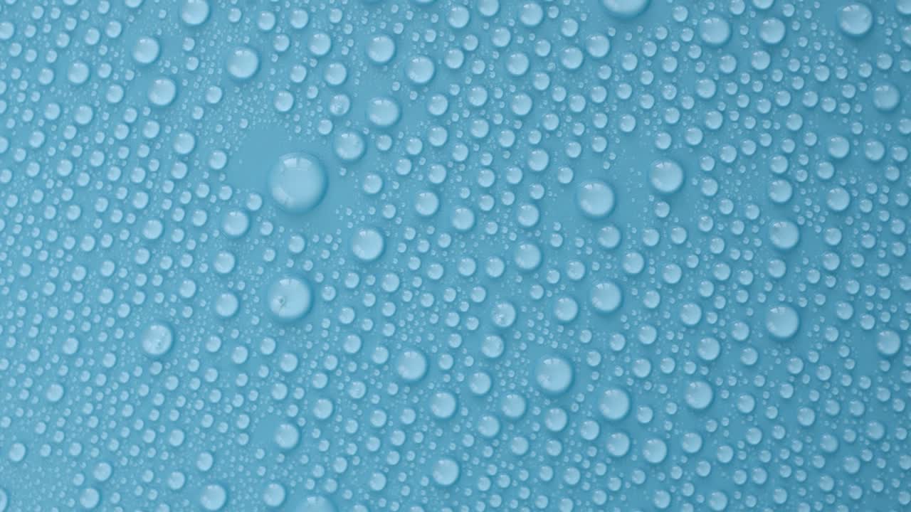 primer plano de gotas de agua en fondo azul, patrón de rotación con macro gota de agua, vista superior, video de resolución 4k