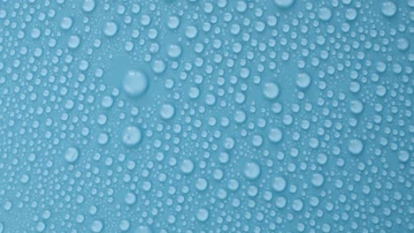 primer plano de gotas de agua en fondo azul, patrón de rotación con macro gota de agua, vista superior, video de resolución 4k