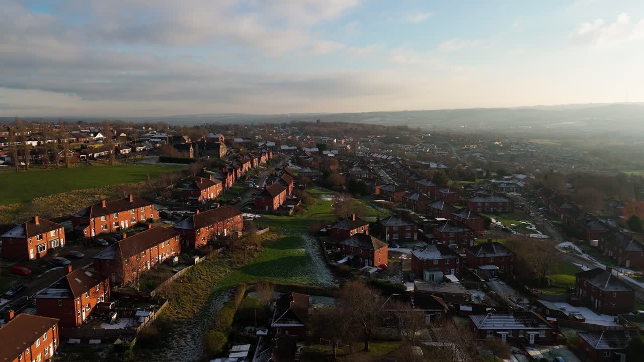 la vista de invierno del ojo de drone captura el típico desarrollo de viviendas de propiedad del consejo urbano del reino unido de dewsbury moor estate con casas adosadas de ladrillo rojo y el industrial yorkshire