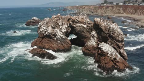 Pájaros-Sentados-En-Roca-Arqueada-En-El-Océano-Con-Olas-Rompiendo-Cerca-De-La-Playa-Bodega-Bay-Autopista-1-En-El-Norte-De-California