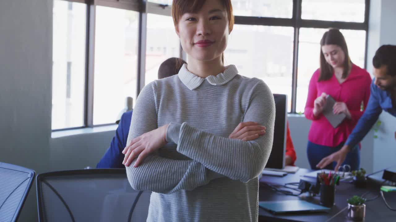 현대적인 사무실에서 카메라를 보는 사업가