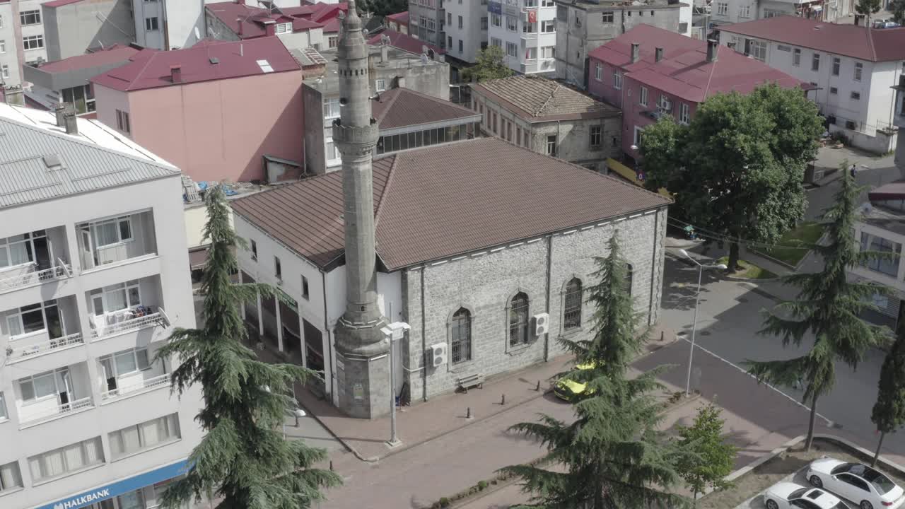 la mezquita del centro de la ciudad de trabzon vista aérea 3