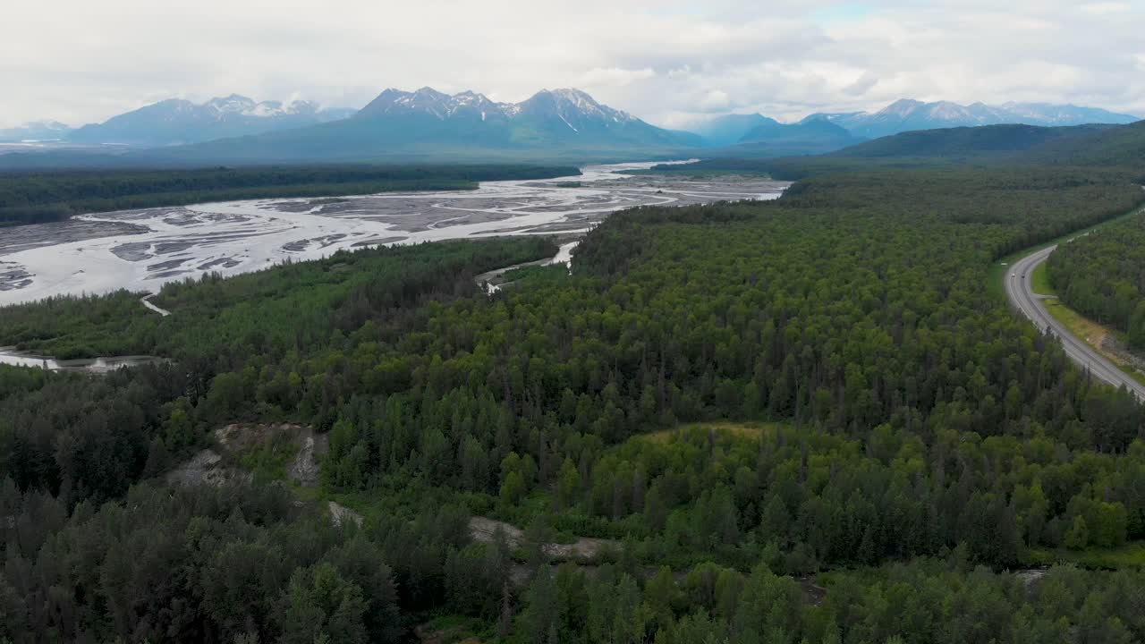 video de drones 4k del río chulitna, arroyo problemático y anclaje a la autopista fairbanks cerca del parque estatal denali en alaska