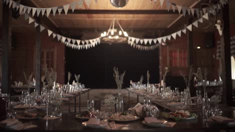 recepción de bodas en un granero rústico