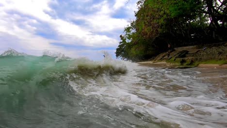 cámara lenta de enormes olas durante el área de baja presión en una costa rocosa