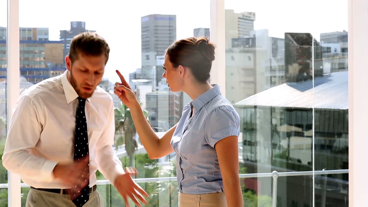 socios de negocios que tienen una pelea masiva