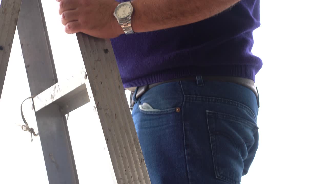 reparador latino trocando lâmpada