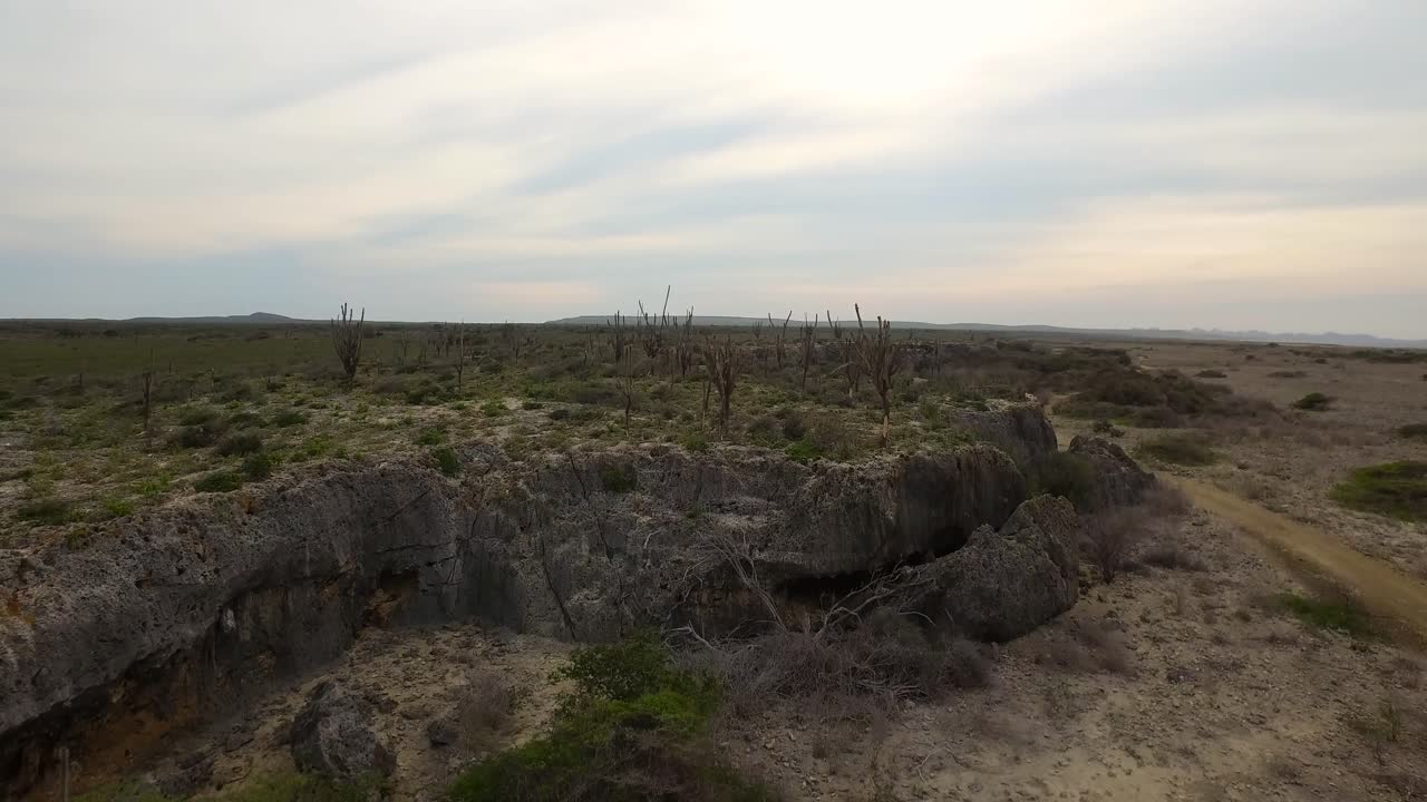 toma aérea de las cuevas que los indios arawak usaban en bonaire