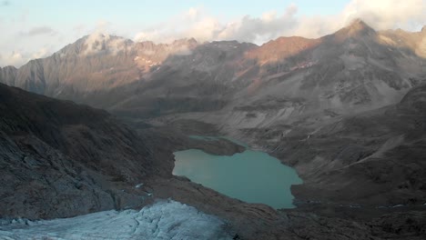 vista aérea del glaciar gauli en la región de bernese oberland de los alpes suizos con una vista panorámica desde el lago glacial hacia el hielo y las grietas al atardecer