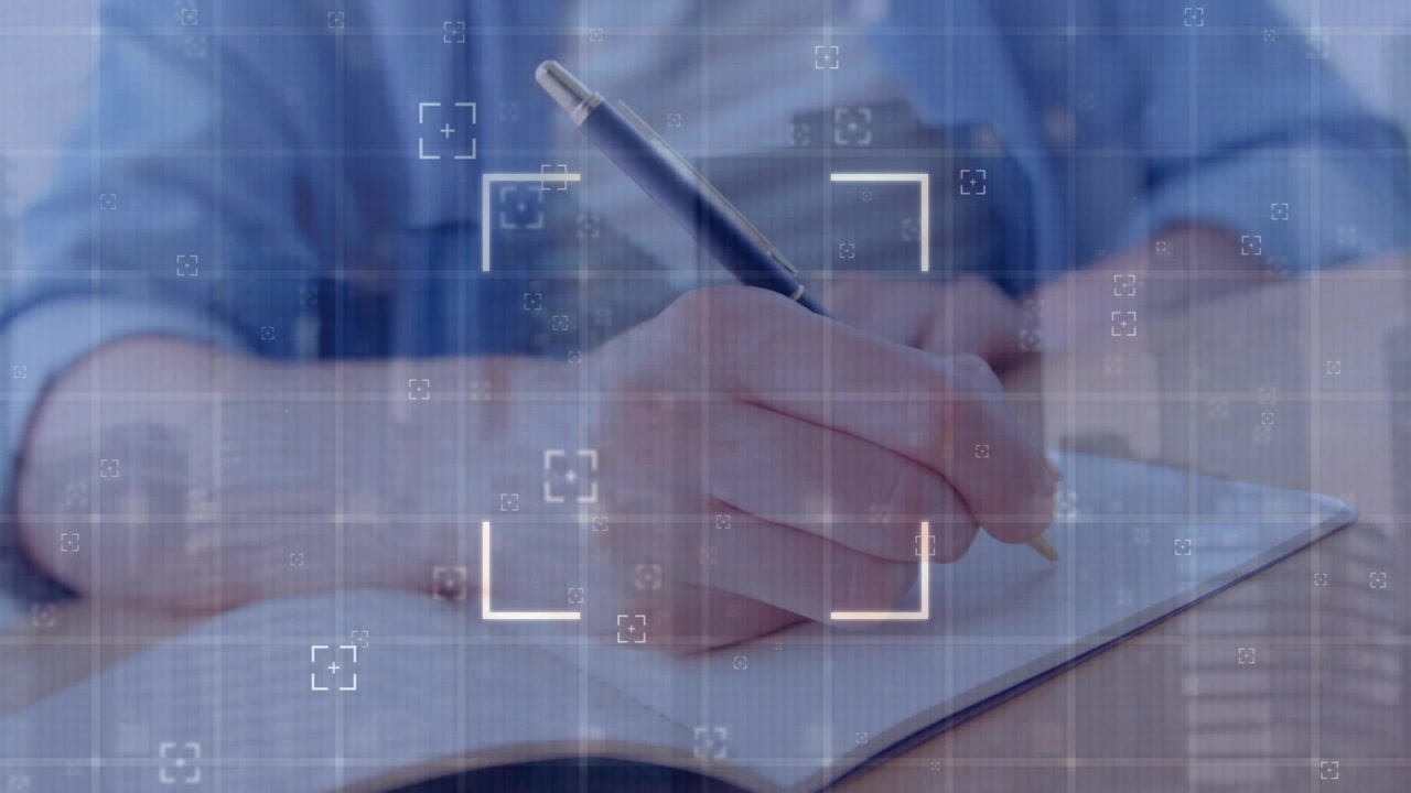 Animación de alcance y procesamiento de datos sobre un empresario caucásico trabajando en la oficina