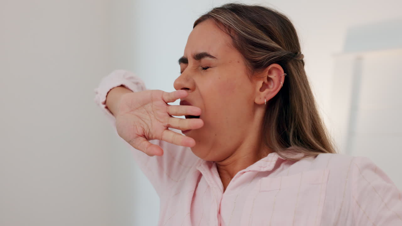 mañana, cama y mujer dormida despertarse sintiendo