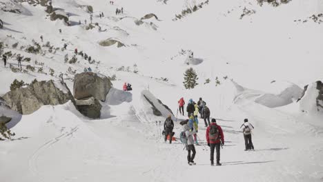 la gente abraza la majestuosa ruta de senderismo de invierno en high tatras, eslovaquia