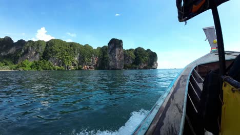 Longtail-Boot-In-Railay,-Krabi,-Ao-Nang,-Südthailand-Am-Ozean-Mit-Einer-Felsigen-Und-Grünen-Küste-Im-Hintergrund