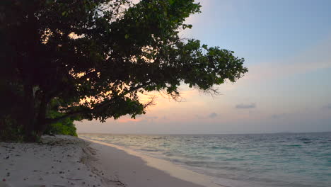 Hermosa-Puesta-De-Sol-En-Una-Isla-Privada-En-Las-Maldivas