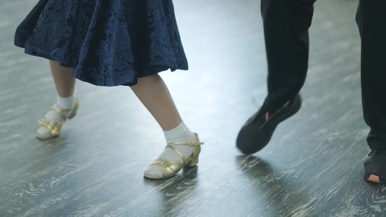 Närbild på ung flickas fötter som övar danssteg