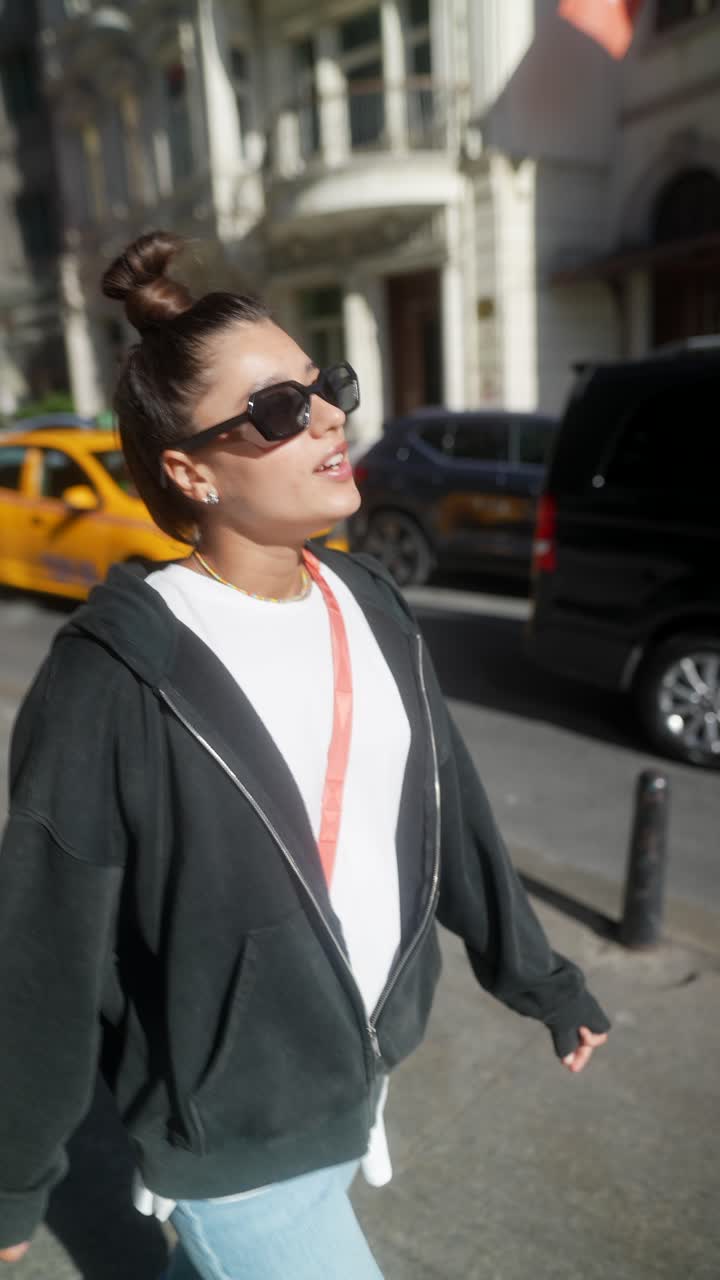 Giovane donna in una strada della città