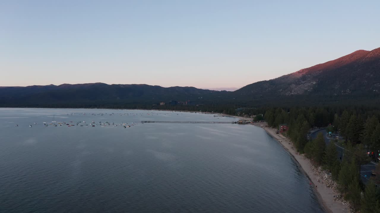 Weite Luftaufnahme des Jachthafens in South Lake Tahoe bei schwachem Licht im Sommer.