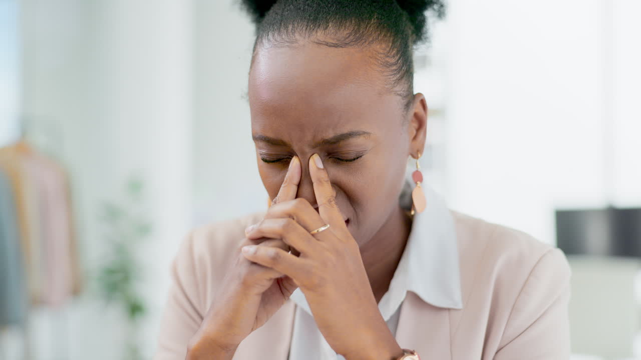 tristeza, ansiedad y mujer negra con dolor de cabeza dolor