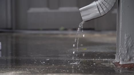 Agua-De-Lluvia-De-Un-Canalón-A-120-Fps