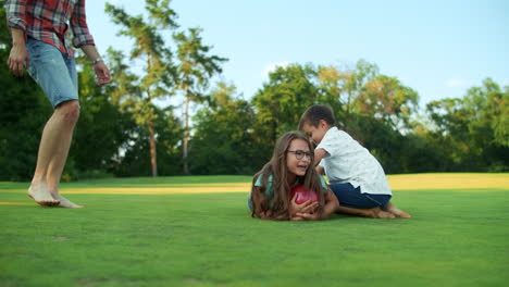 hermano y hermana jugando juntos en el campo