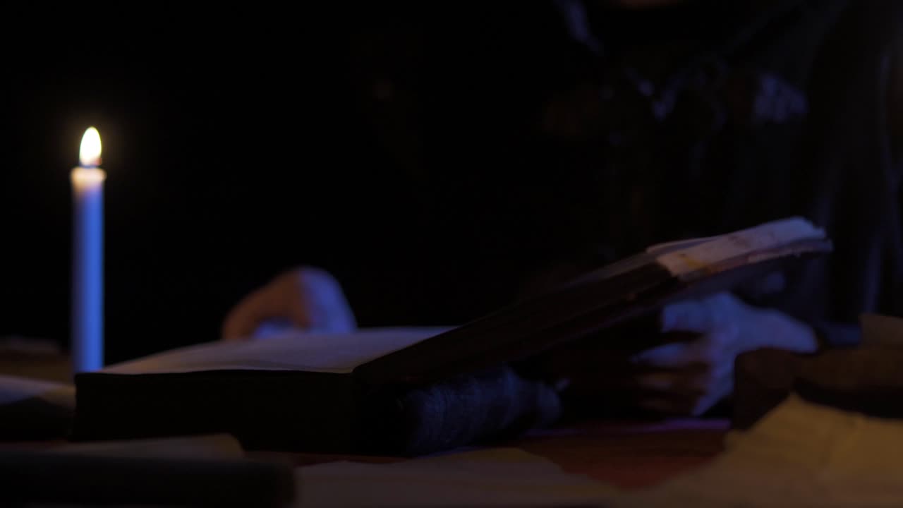 libro de época histórica a la luz de las velas.