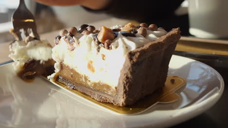 delicioso postre dulce en el café se corta con un tenedor, de cerca