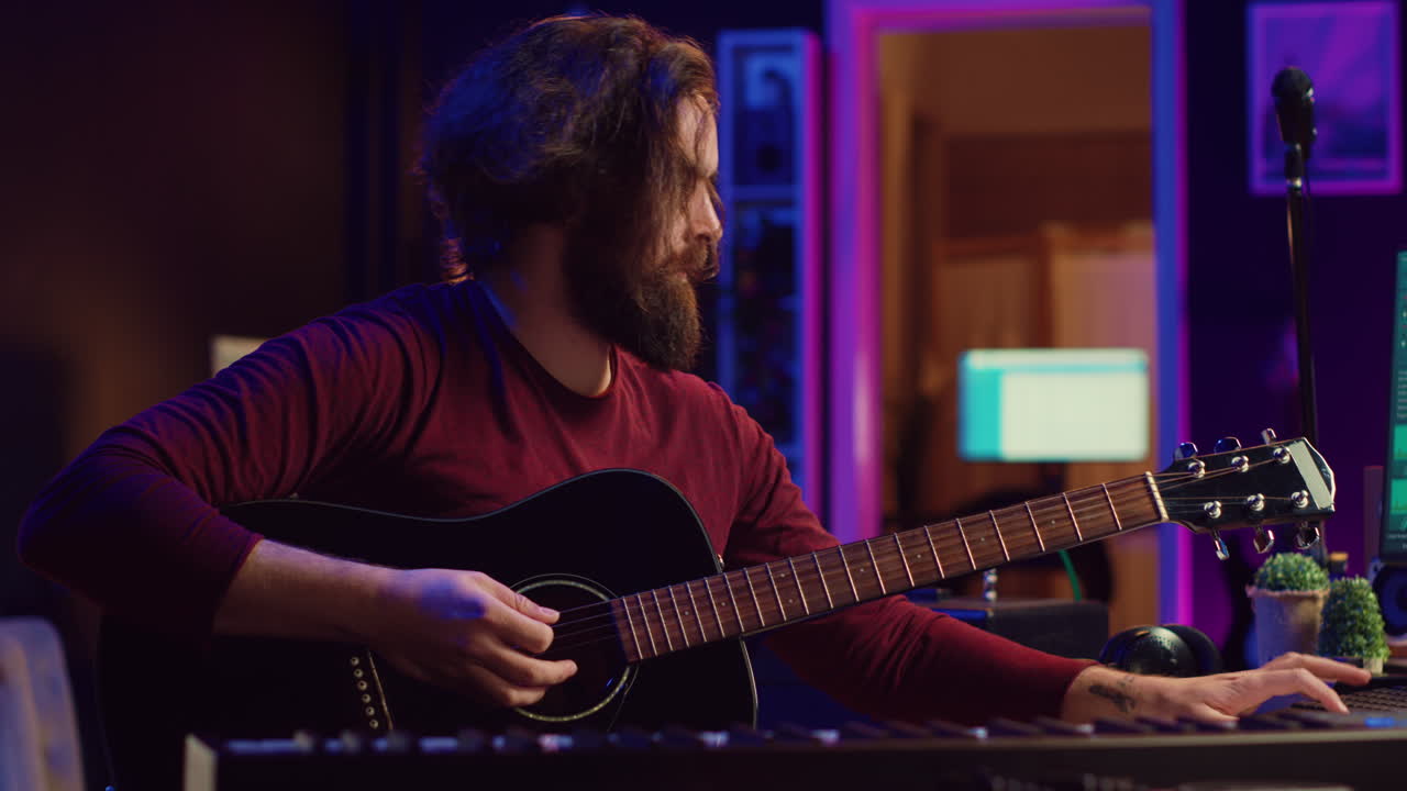 artista tocando la guitarra y utiliza la interfaz de software daw para crear música