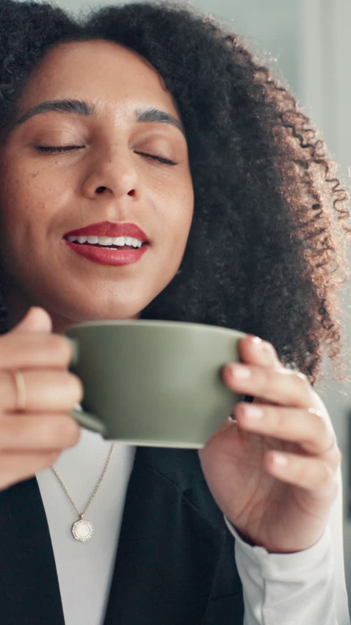 Afslappet kvinde dufter til sin kaffe med lukkede øjne