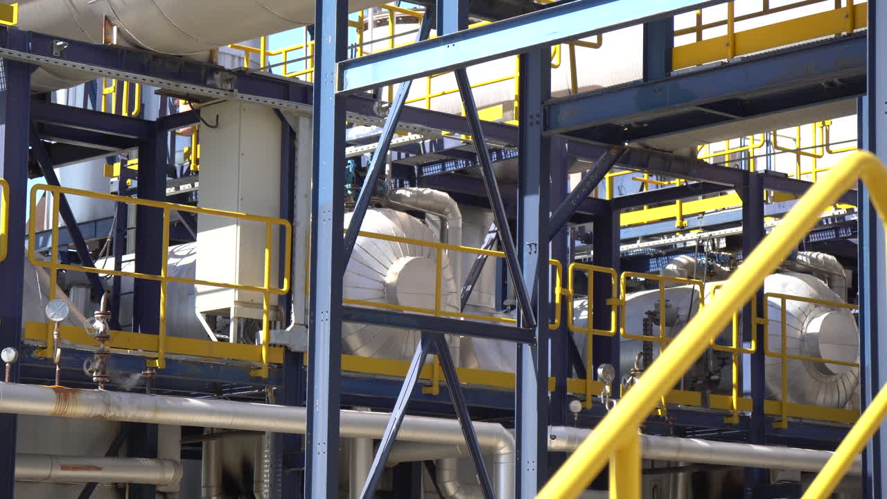 posto de gasolina fora com muitos canos