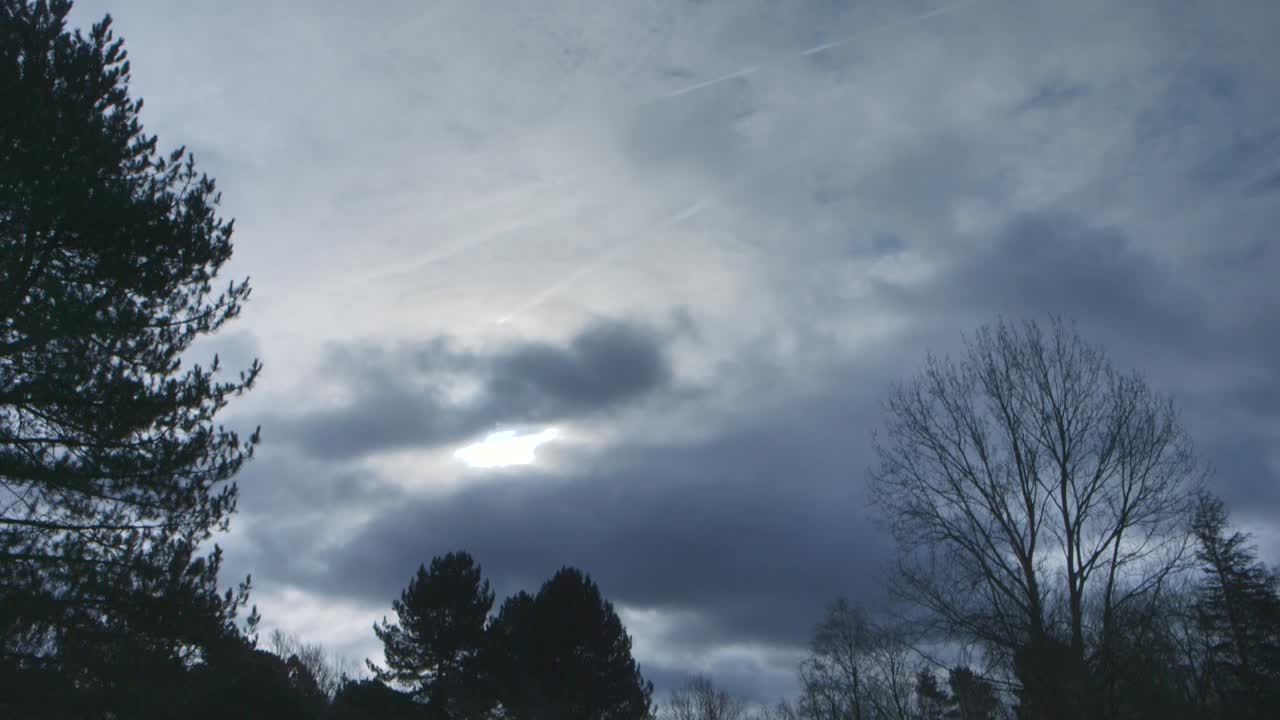 구름, 비행기, 수증기 트레일이 있는 영국 공원의 짧은 시간 경과 -4