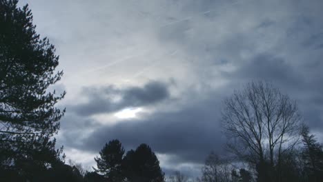 Breve-Lapso-De-Tiempo-Del-Cielo-En-El-Parque-Británico-Con-Nubes,-Aviones-Y-Estelas-De-Vapor-4