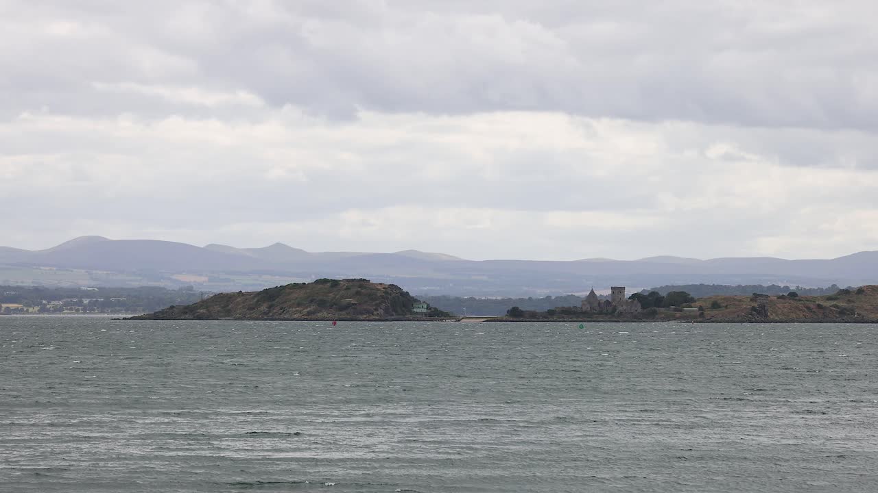 스코틀랜드의 파이프에 있는 성 유적이 있는 섬