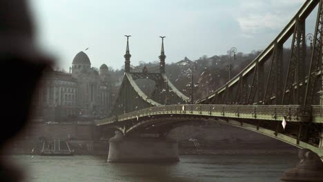 Fesselnde-Aufnahmen-Einer-Malerischen-Brücke-In-Budapest,-In-Warmes-Sonnenlicht-Getaucht,-Während-Möwen-Umherflattern-Und-Die-Ruhige-Atmosphäre-Verstärken