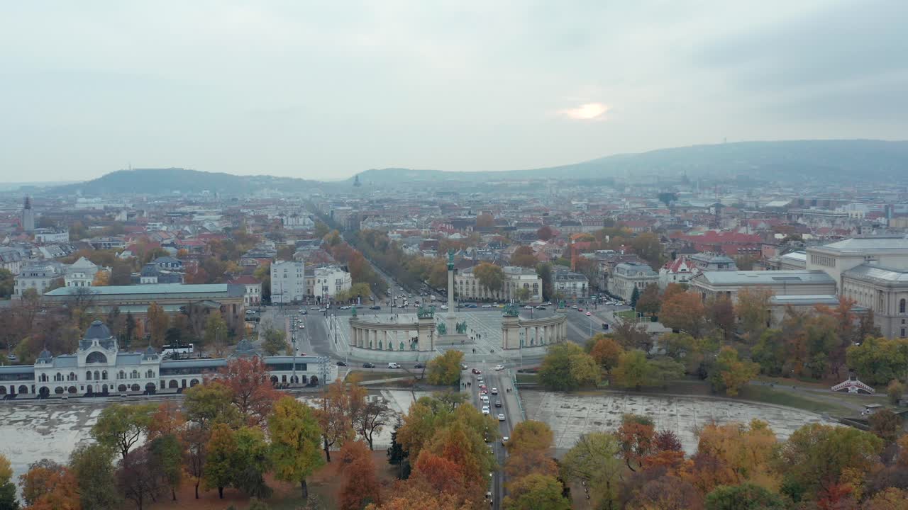 plaza de los héroes del lugar del patrimonio mundial de la unesco filmada con un dron en budapest, europa