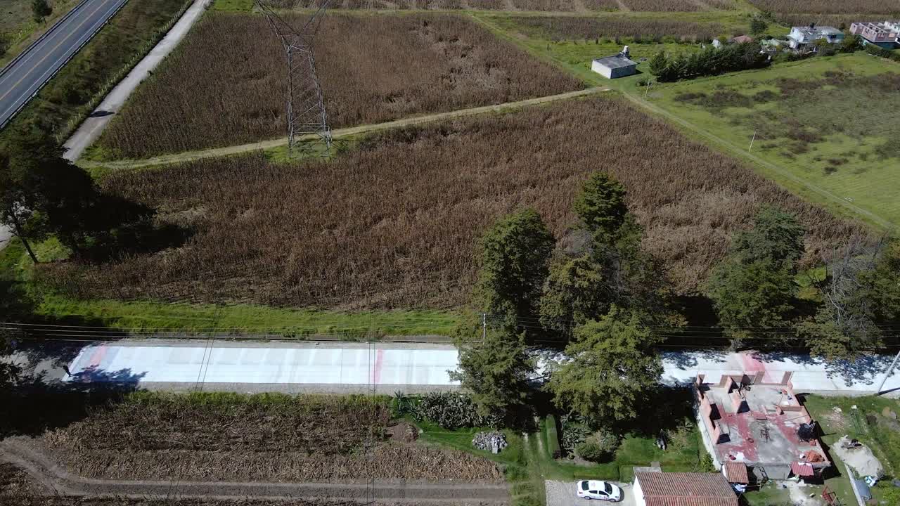 vista aérea de un campo seco al lado de una carretera de hormigón en un área rural de almoloya, méxico