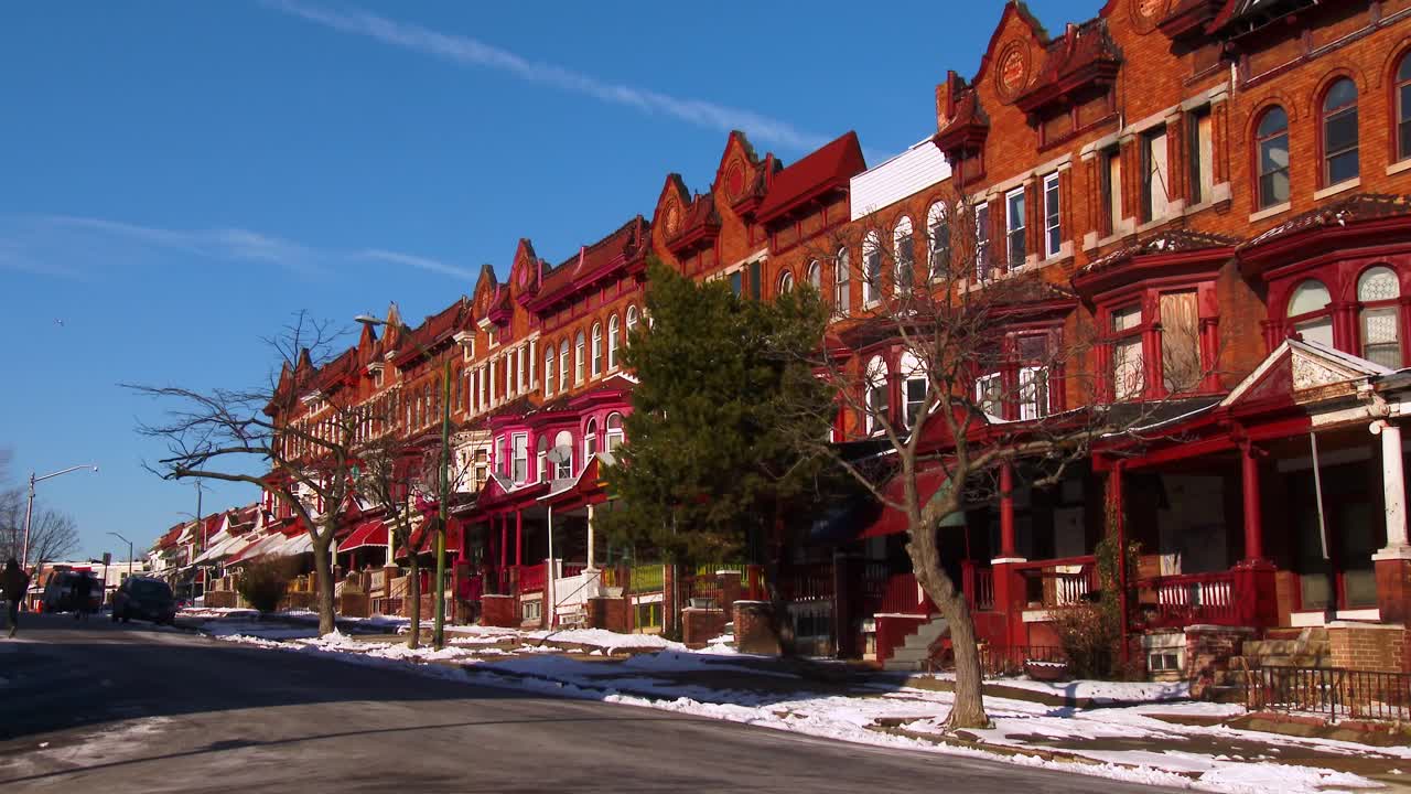 연립 주택은 볼티모어 메릴랜드 2의 거리를 따라 늘어서 있습니다.
