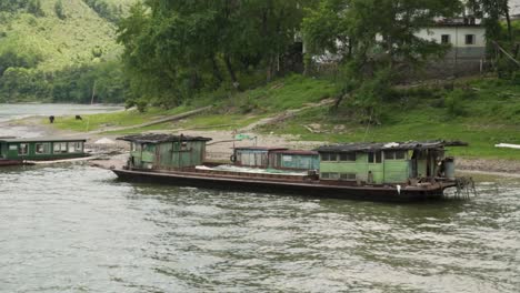 Barco-Amarrado-En-El-Río-Li-Cerca-De-La-Orilla-Con-Búfalos-De-Agua