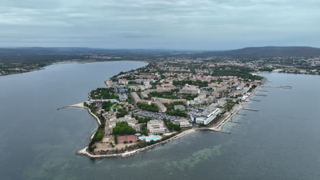 la puesta de sol sobre balaruc-les-bains ofrece una cautivadora vista aérea de sus ba
