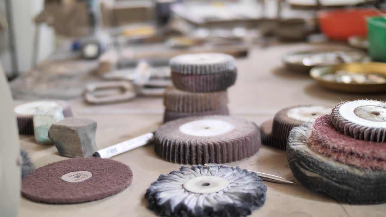 그라인더, 연마 기계 팁, 다양한 브러시, 작업장 테이블의 패드